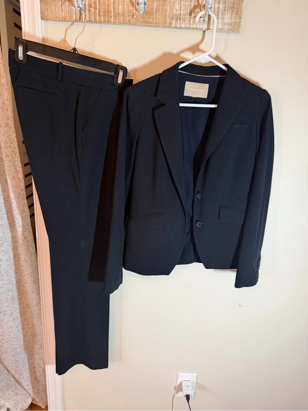 💙✨ Banana Republic Women’s Suit – Navy Pinstripe ✨📏 Size: 4R